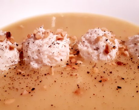 Crema di cipolla e ceci con praline di baccalà mantecato alla veneziana