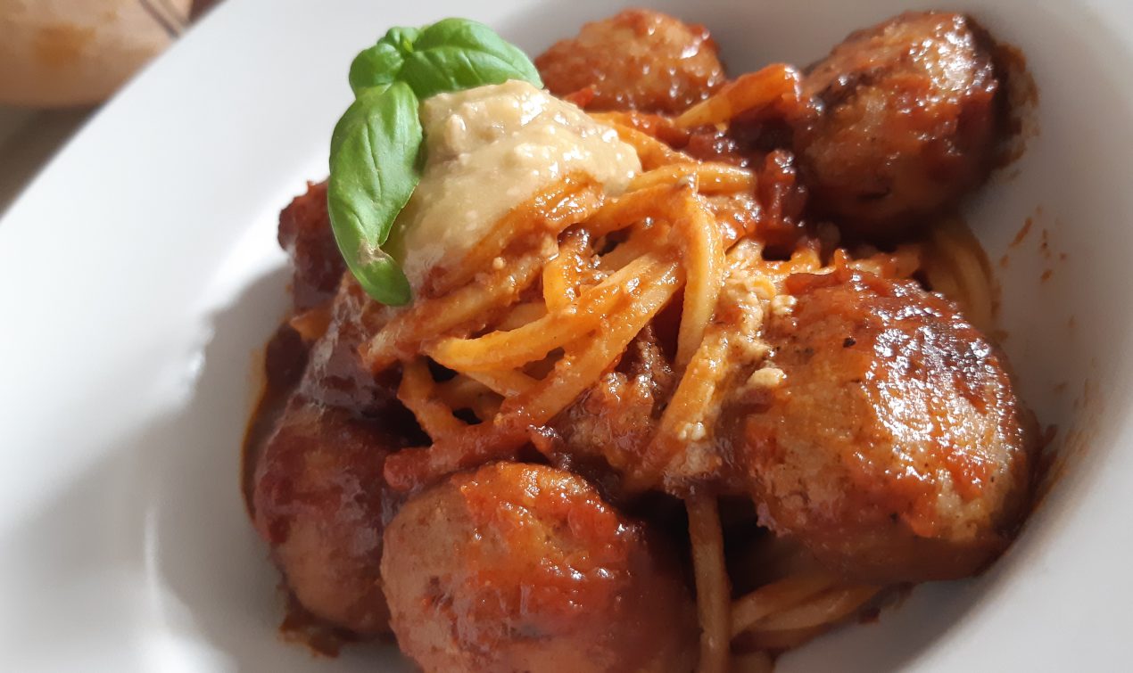 In abbinamento Spaghetti Senatore Cappelli di Carla Latini con polpettine di manzo e cinghiale in rosso con pesco di noci e basilico ai vini di Cascina delle rose