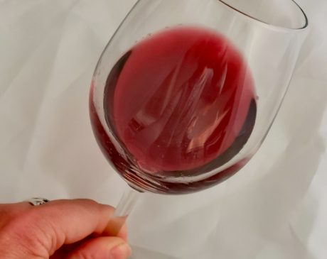 Foto calice vino rosso Sarài, esame visivo