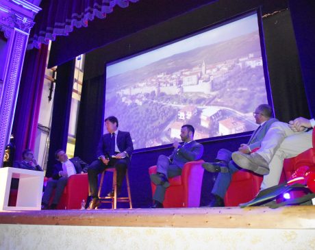 Teatro Castagnoli di Scansano con un vero e proprio talk show alla presenza di molte autorità del territorio