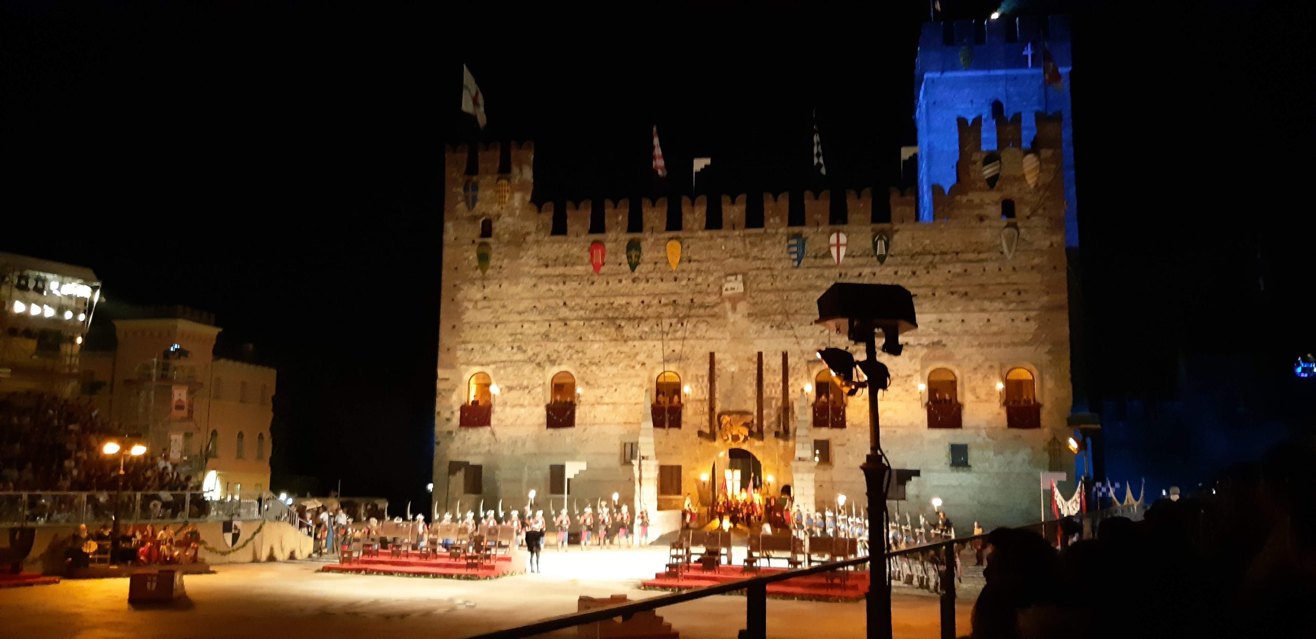 Marostica e il suo Castello scaligero inferiore in Piazza degli Scacchi durante la Partita a Scacchi vivente che si replica negli anni pari