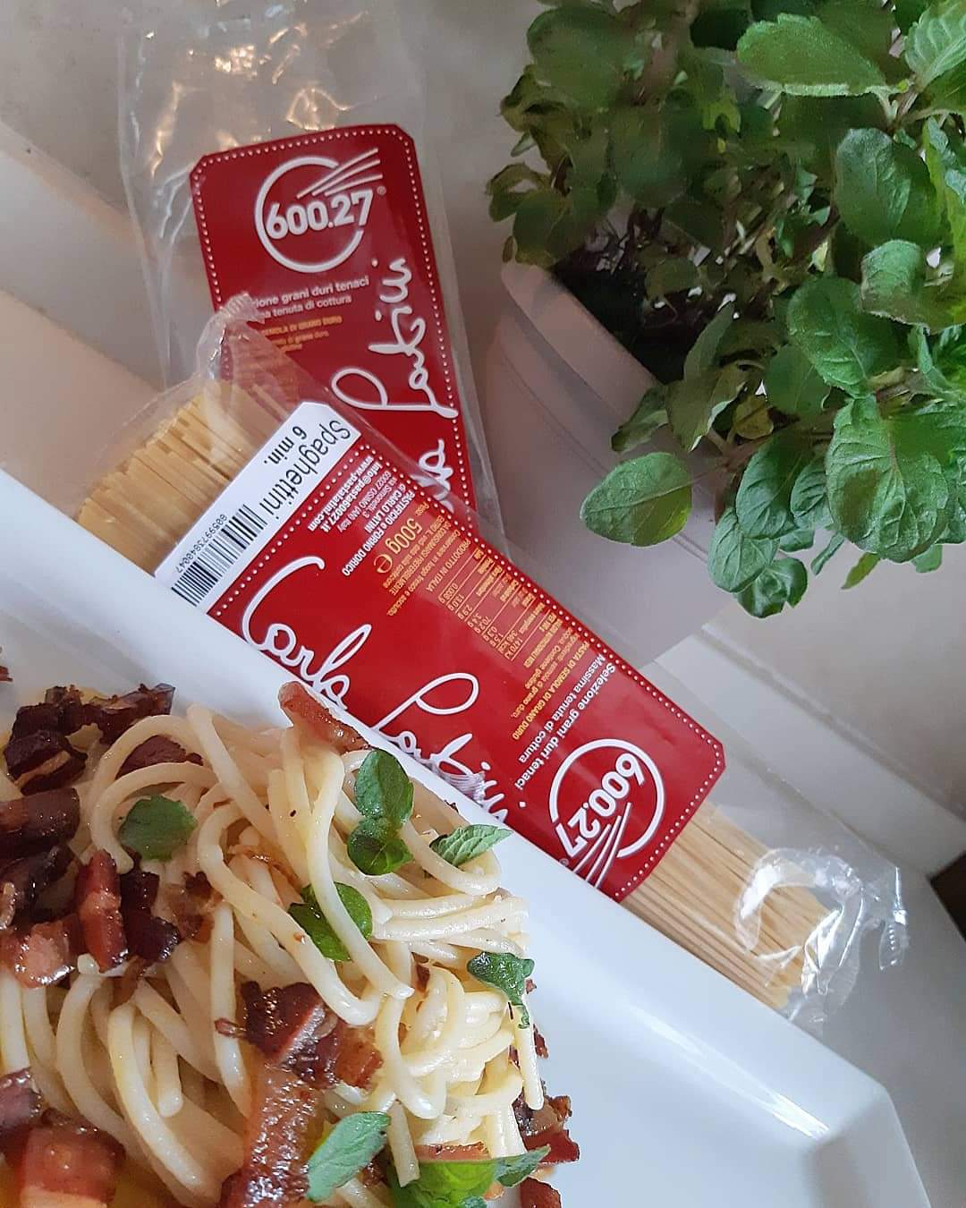 Spaghettini Carla Latini con cubetti di Speck di Asiago, pancetta tostata,mentuccia selvatica, crema di tartasale con ngilu vino càduferrà