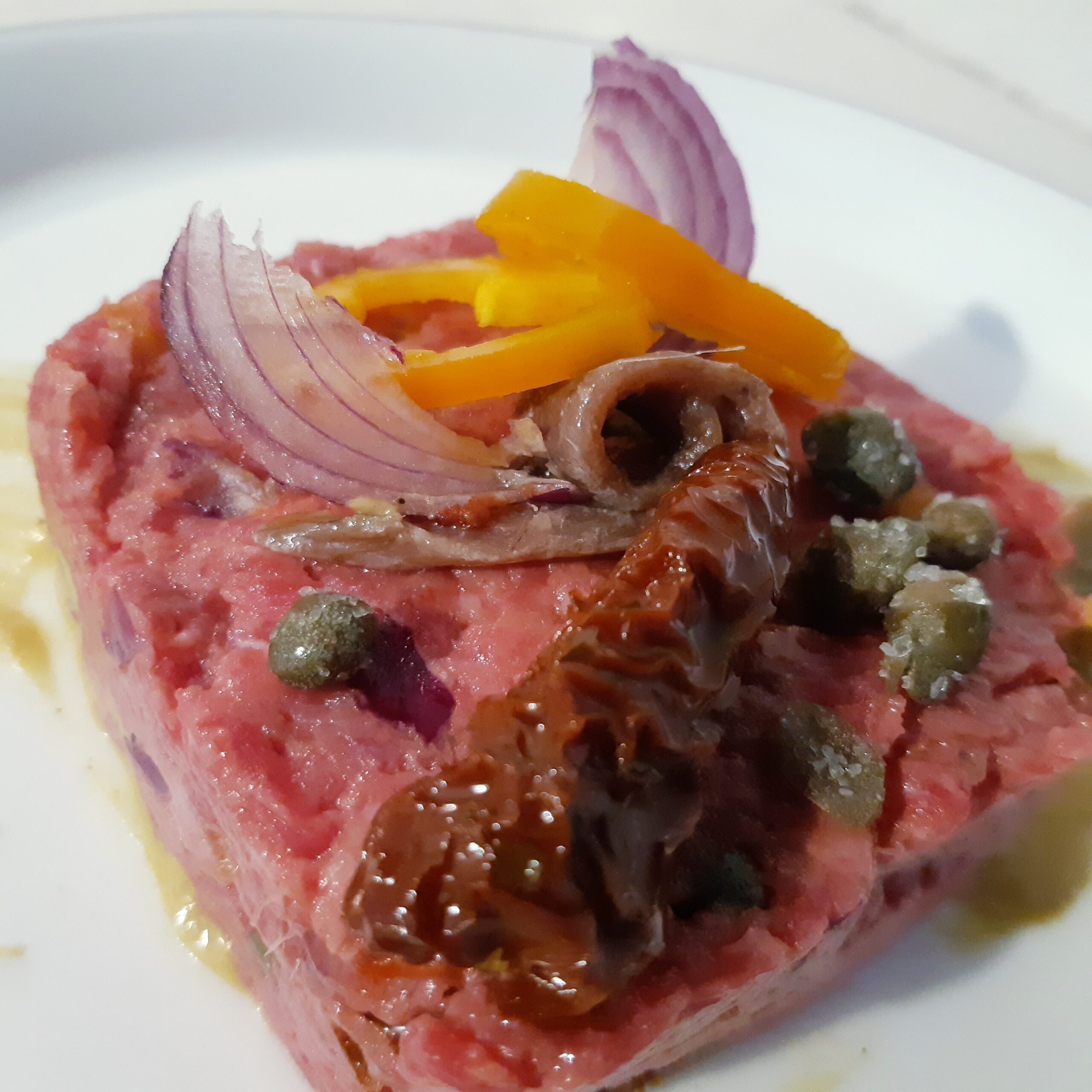 Tartare di Angus tagliata a coltello con altri ingredienti