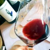 ‘Burc 2017 Colli Tortonesi DOC Barbera Riserva Cantina di Tortona, calice di vino rosso rubino intenso
