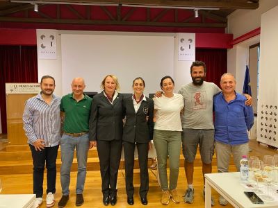 Da sinistra Leonardo Zannini (Sindaco di Castiglione in Teverina), Giuseppe Mottura, Cristina Baglioni (Delegata Fisar Viterbo), Carlotta Salvini (Relatore Fisar), Laura Verdecchia (Tenuta La Pazzaglia), Ludovico Trebotti e Erminio Papalino.