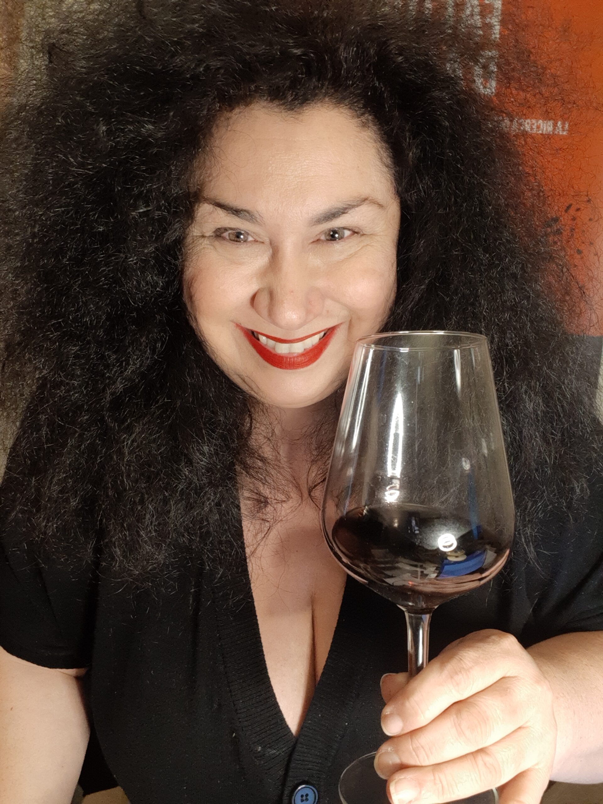 Carol Agostini titolare Agenzia FoodandWineAngels mentre degusta un vino rosso toscano