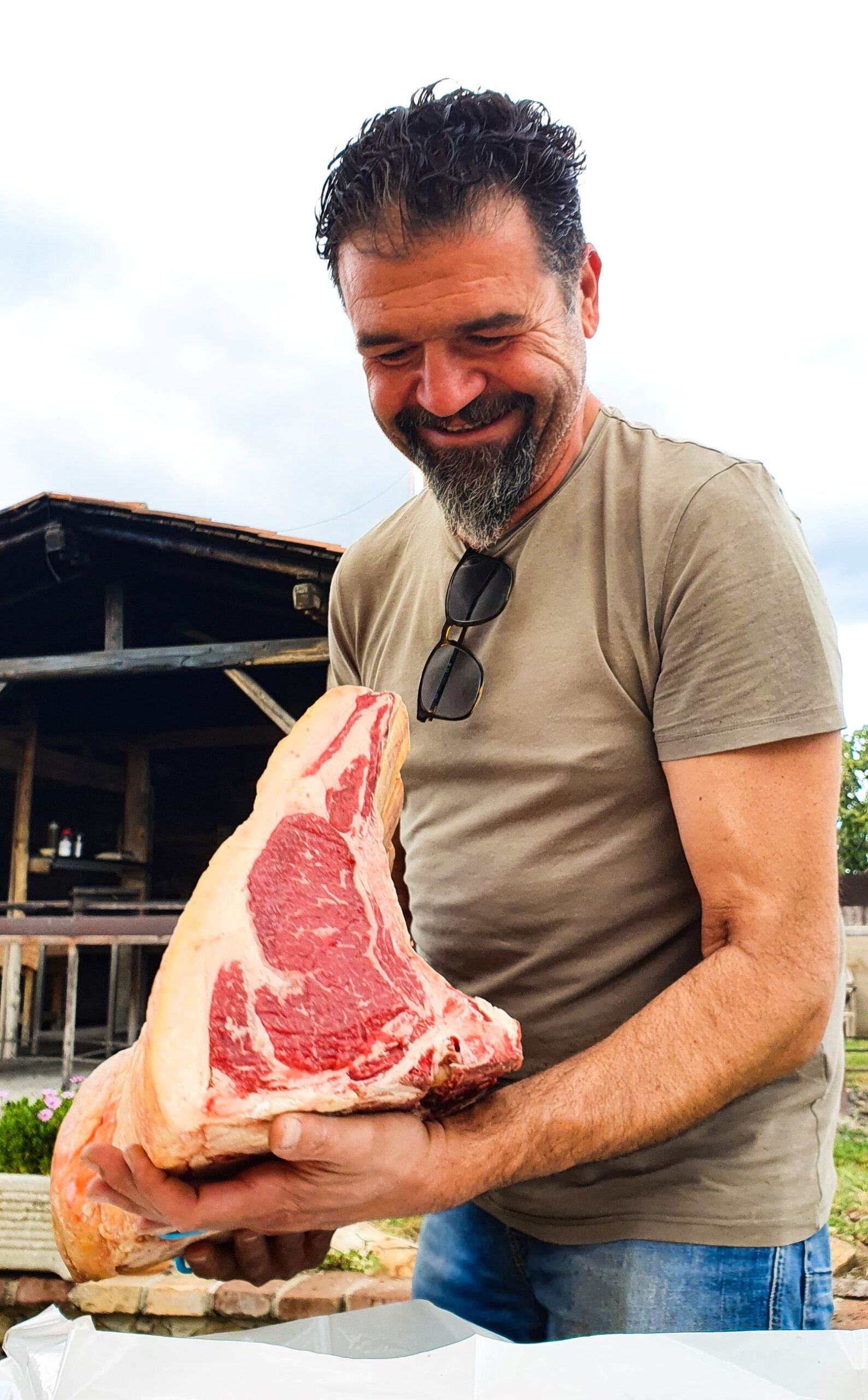 Giuseppe Verri felice al taglio della carne