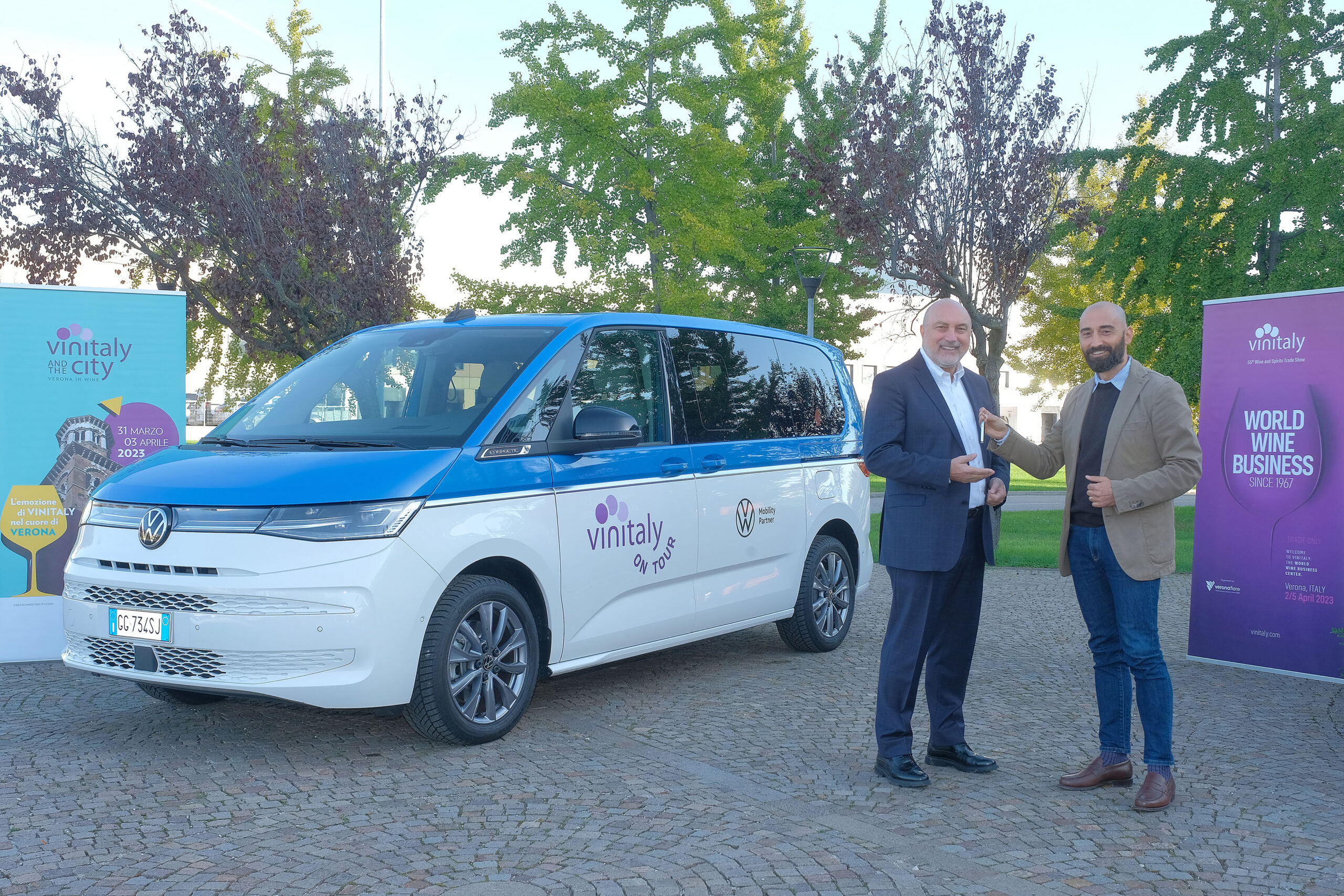 Consegna mezzo GB e FABIO DI GIUSEPPE, articolo: Vinitaly on tour con Volkswagen veicoli partner 2023, foto da comunicato stampa