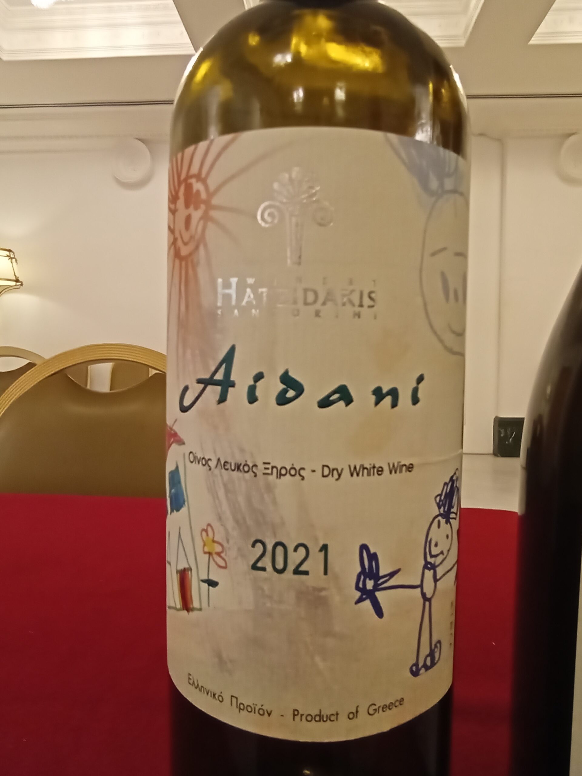 "Aidani" 2021 con i disegni di Stella in etichetta, articolo: EnoMundus 2022 Vinum Vita Est, nel vino è la vita