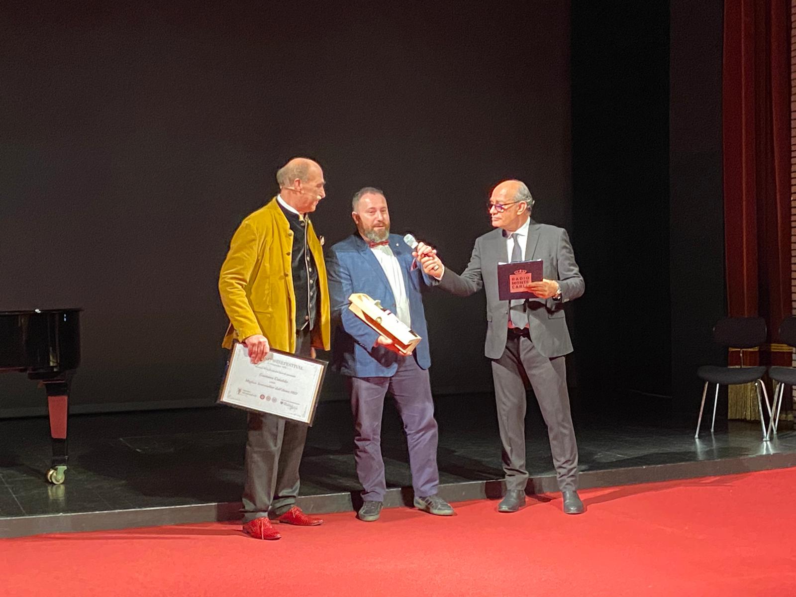 Gaetano Cataldo al momento della premiazione con Helmuth Köcher, foto da comunicato stampa