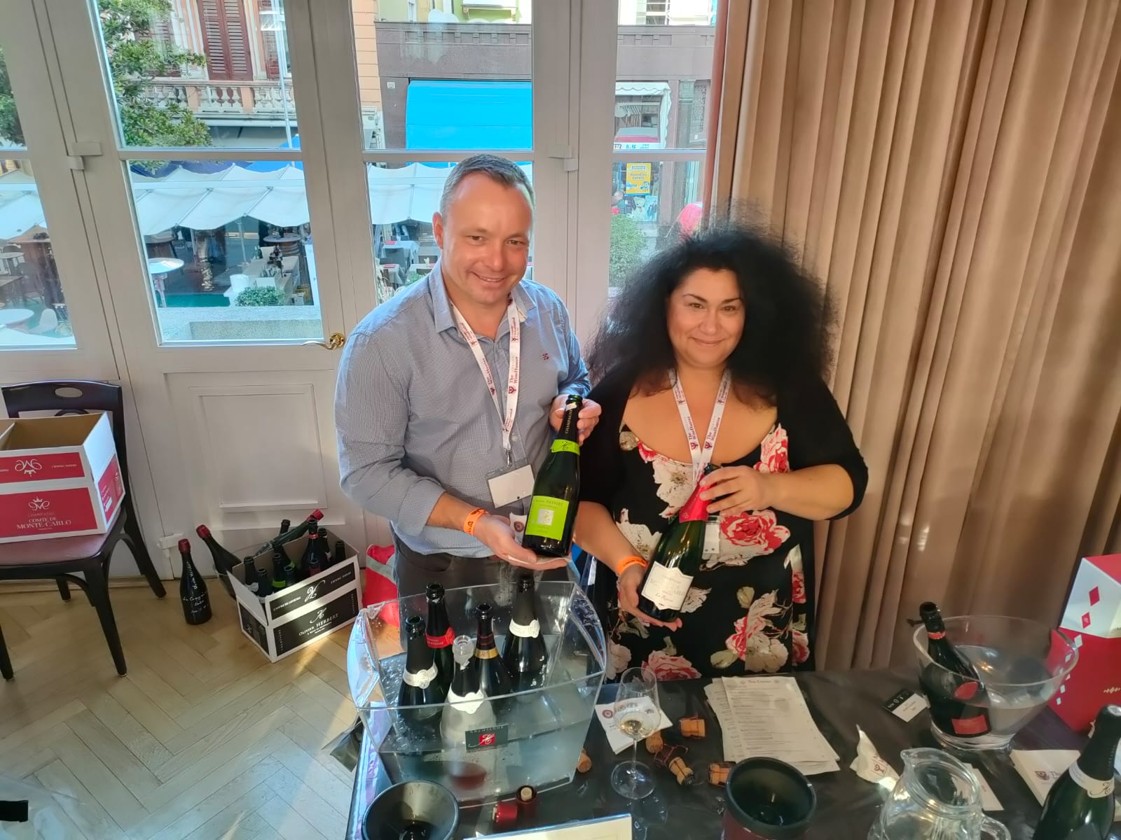 Carol Agostini e il produttore Olivier Herbert di Reims il martedì, la giornata dedicata alle bollicine, foto di Carol Agostini