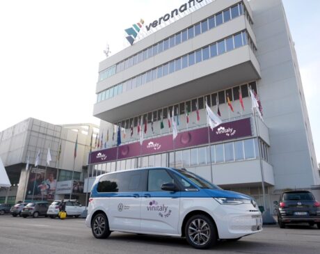 Volkswagen Nuovo Multivan eHybrid, articolo: Vinitaly on tour con Volkswagen veicoli partner 2023, foto da comunicato stampa