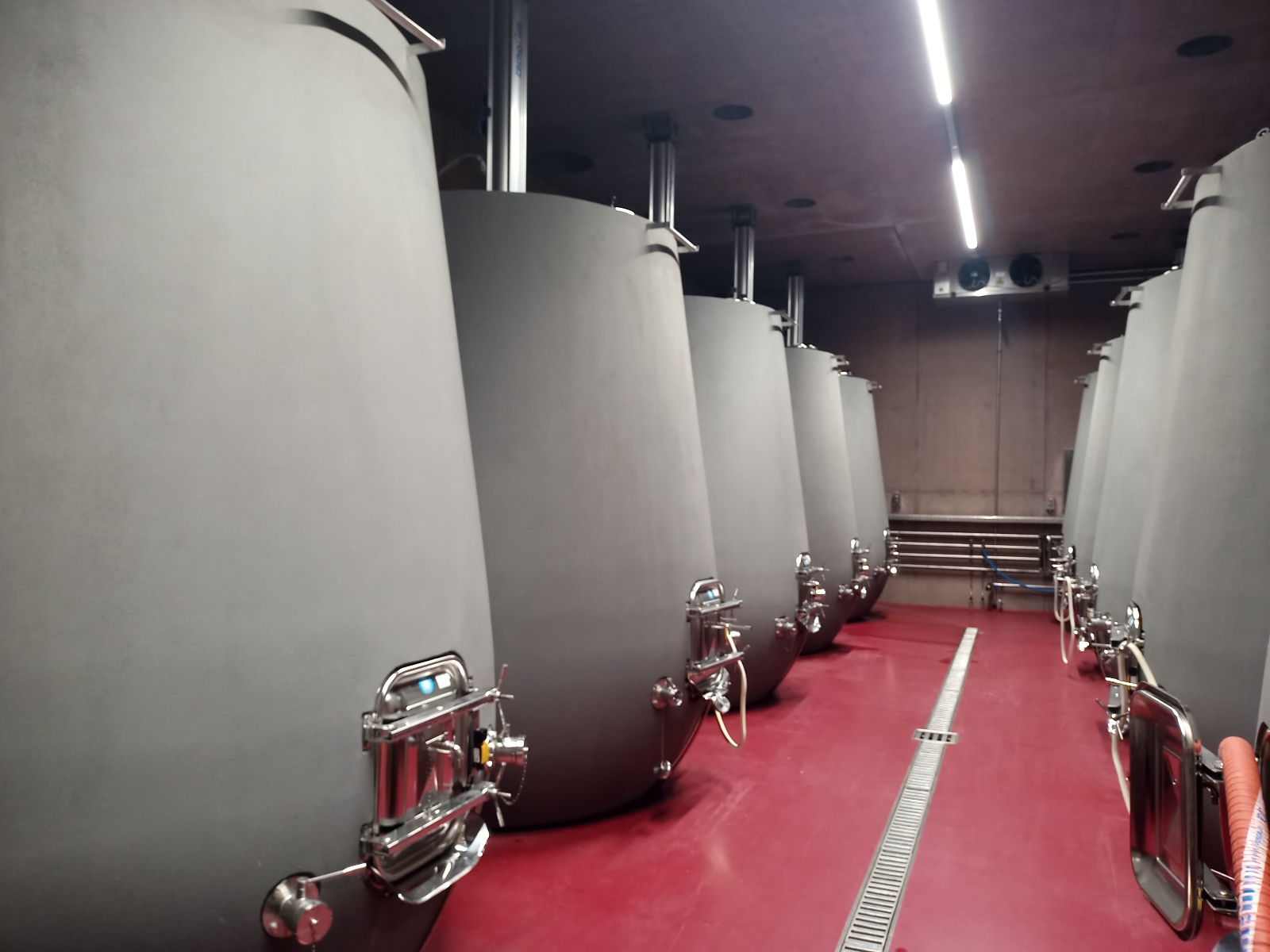 La nuova zona di fermentazione, TENUTA TIEFENBRUNNER Schlosskellerei Turmhof, foto di Cristina Santini
