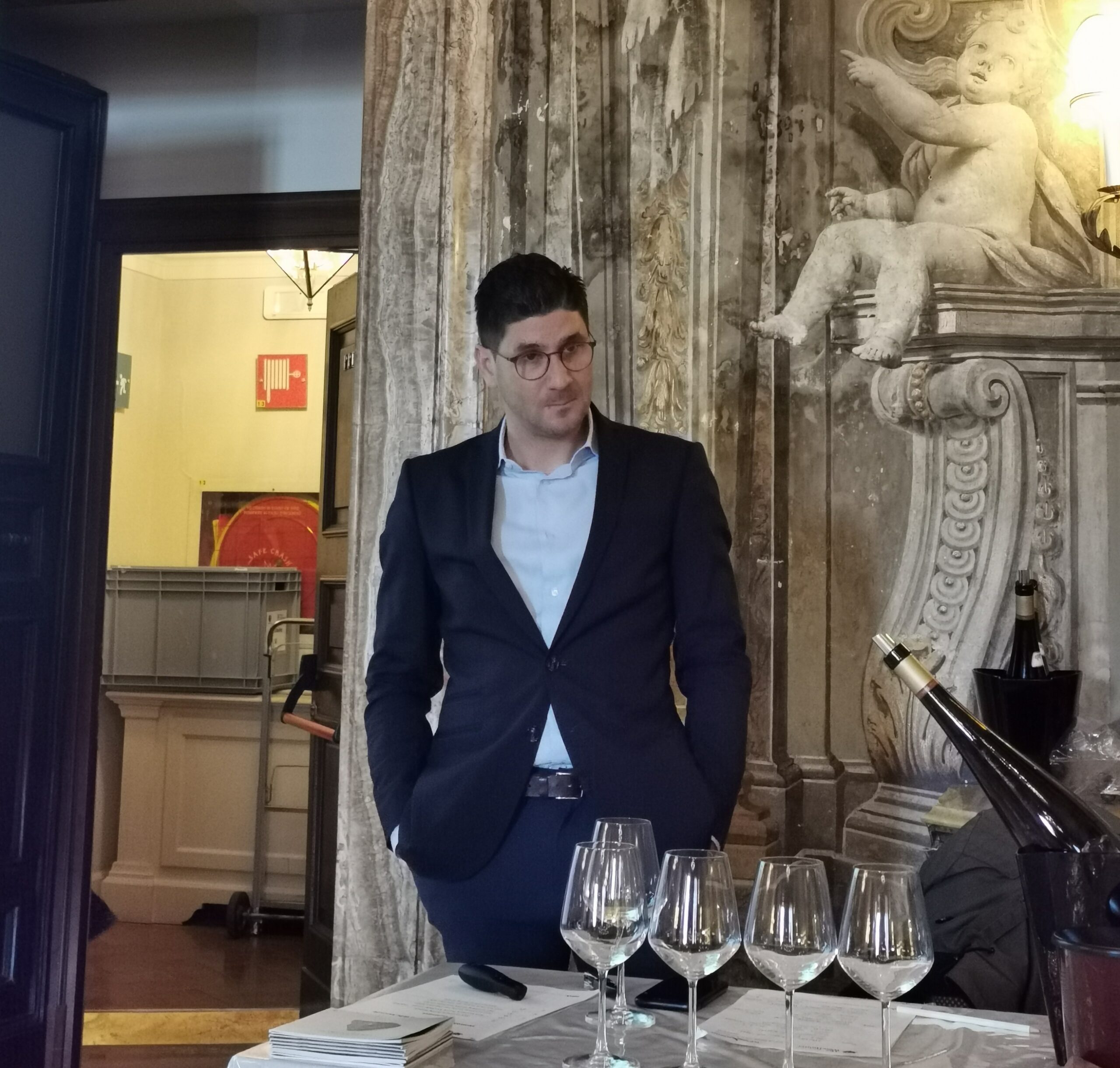 In foto Giovanett, degustazione di riesling al Wine&Siena 2023, foto di Elsa Leandri