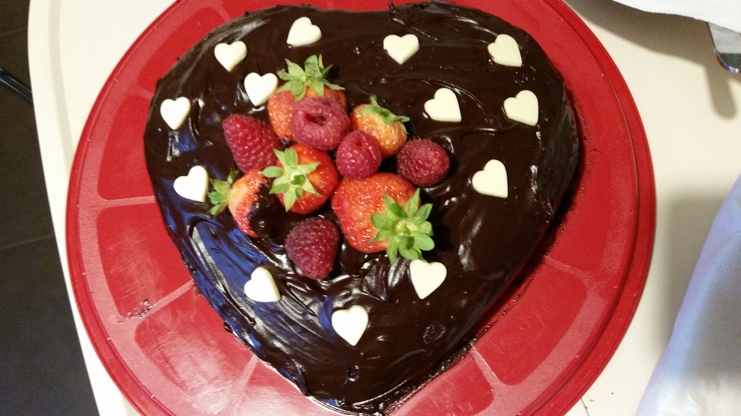 Torta al cioccolato fondente con fragole, articolo: Rouge e la perfezione dell'intrigo cioccolatoso di Carol 2023, foto dell'autrice