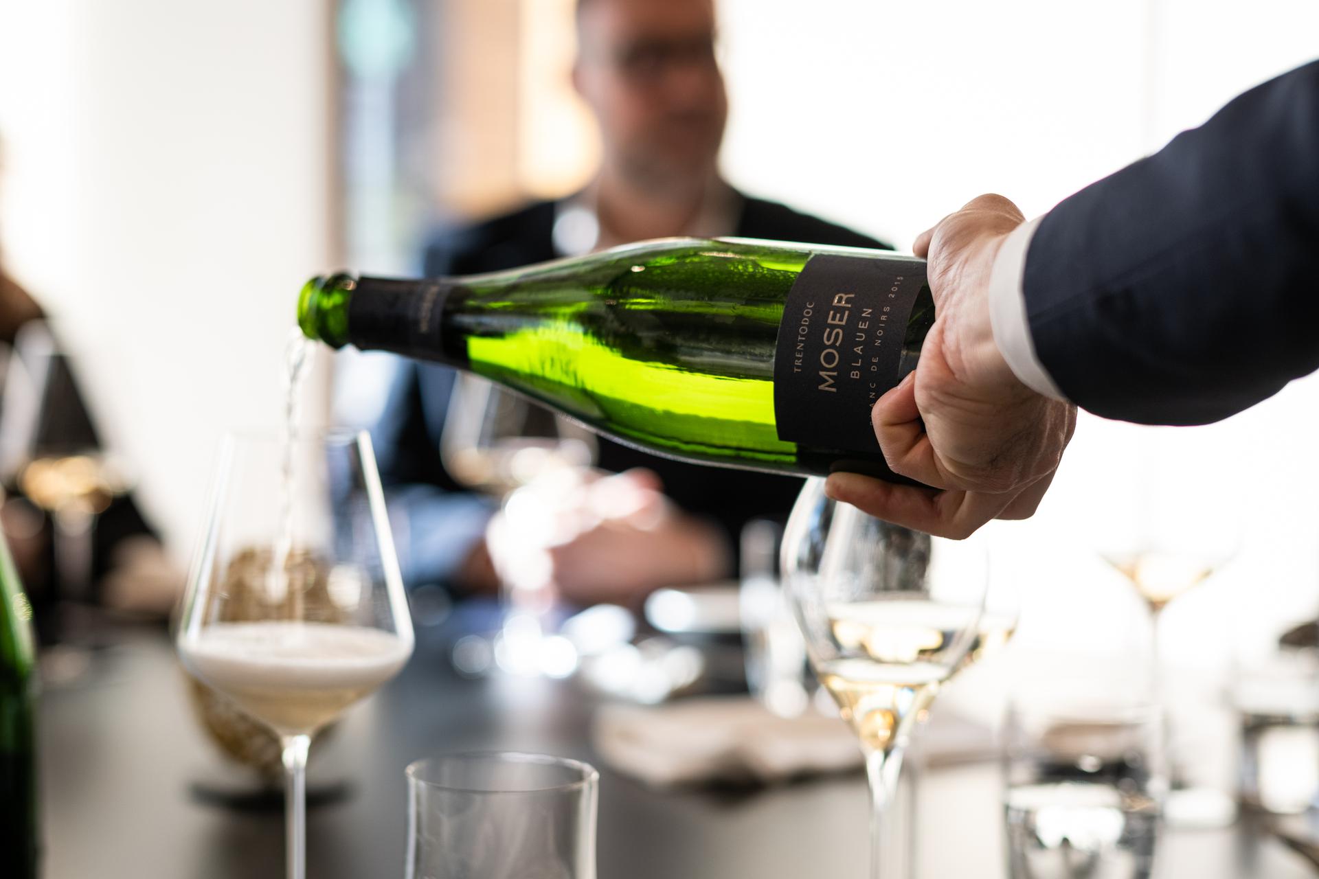 La degustazione di questo nuovo trentodoc Extra Brut Blauen Blanc de Noirs 2015, foto Berton Moser