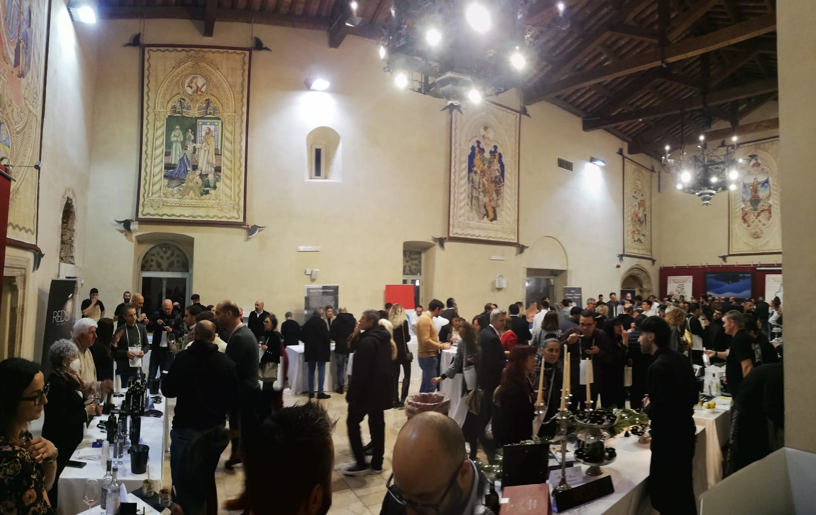 Momenti di degustazione durante l'evento: Brunello a Palazzo 2023 dell' Associazione Decant, foto da comunicato stampa