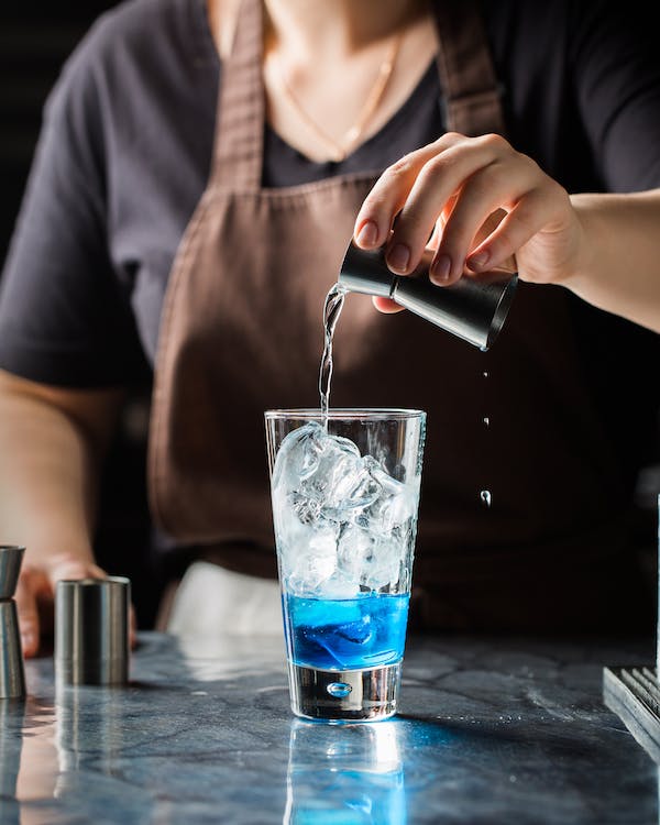 La professione Bartender o Barman o Mixologist, foto da internet