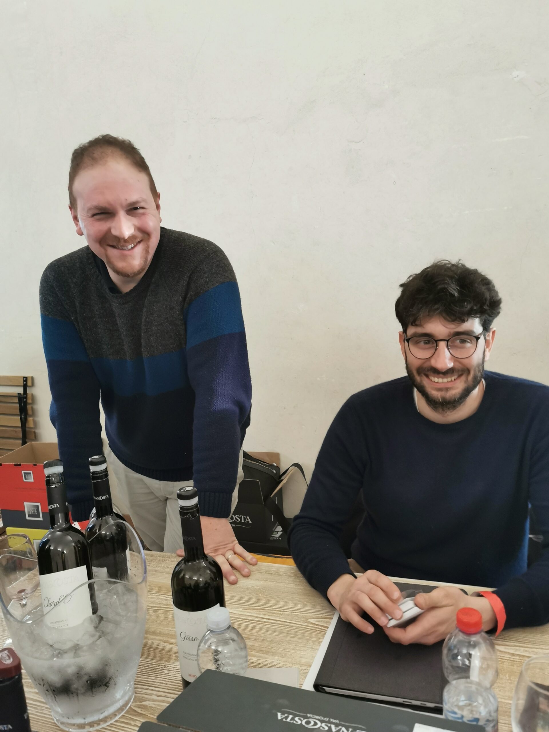 Produttore con bottiglia della cantina La Nascosta, articolo: Vini della Costa, l'anteprima a Lucca Gustosa 2023, foto di Elsa Leandri