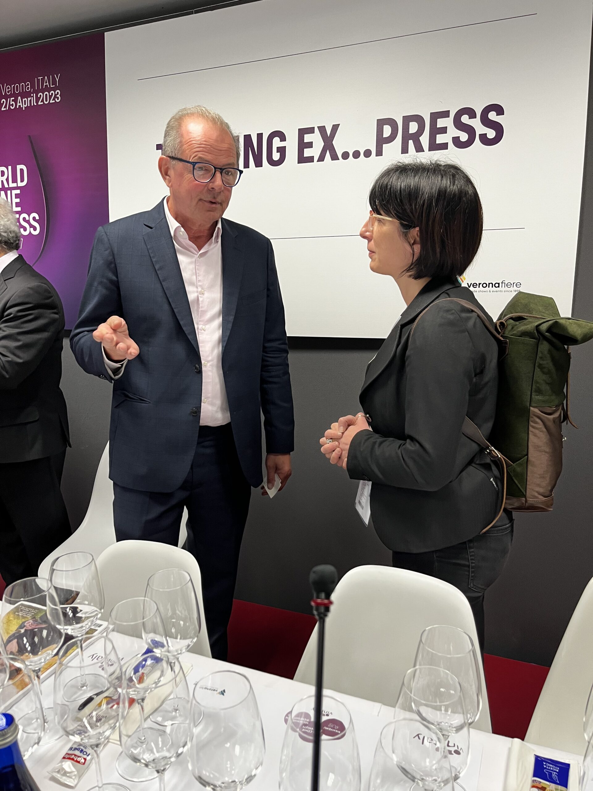 François Gilbert delle edizioni Gilbert&Gaillard con Elsa Leandri, foto dell'autrice, Vinitaly 2023