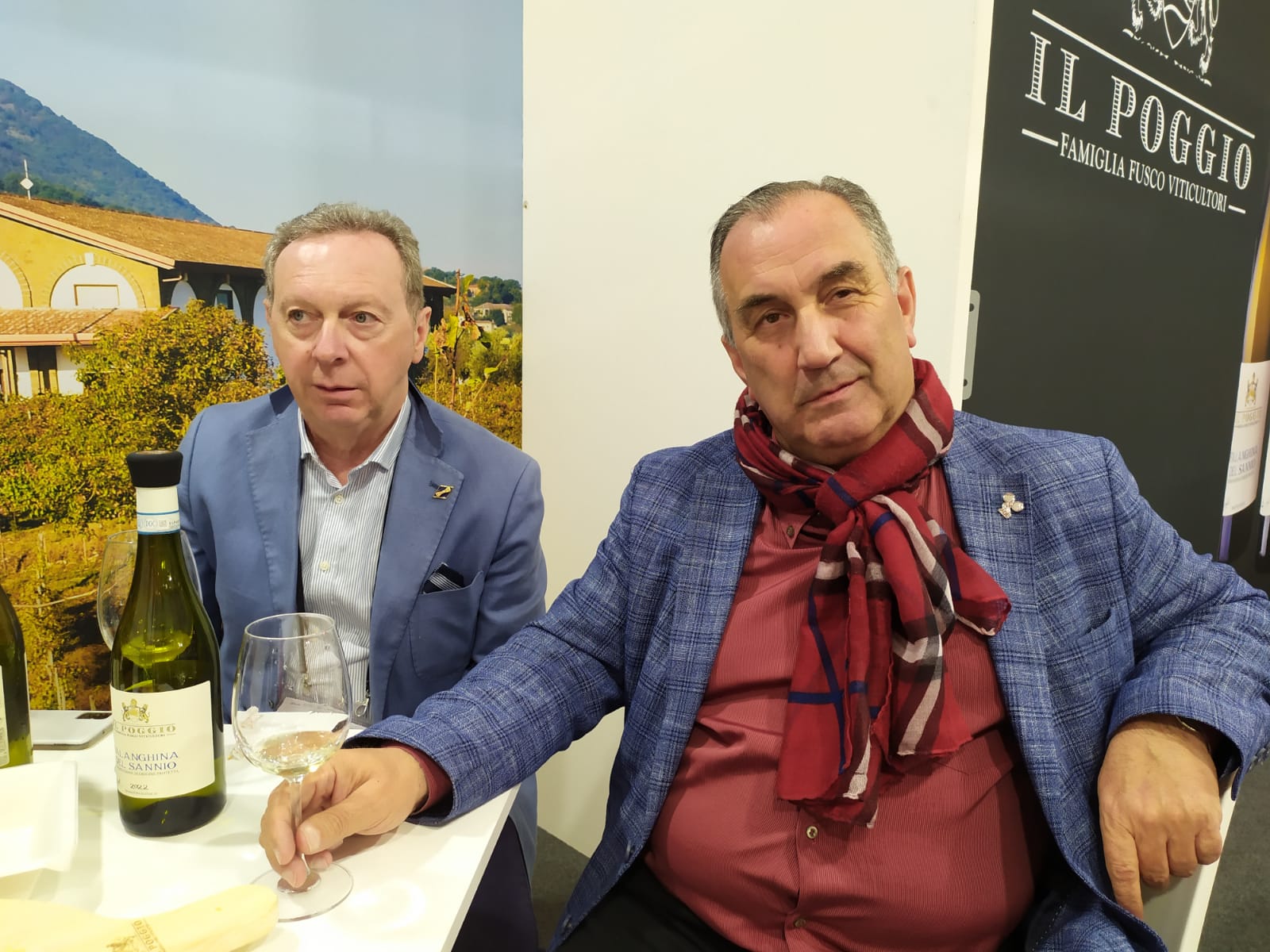 Adriano Guerri e Diodato Buonora nello stand della cantina Il Poggio al Vinitaly 2023, foto di Diodato Buonora