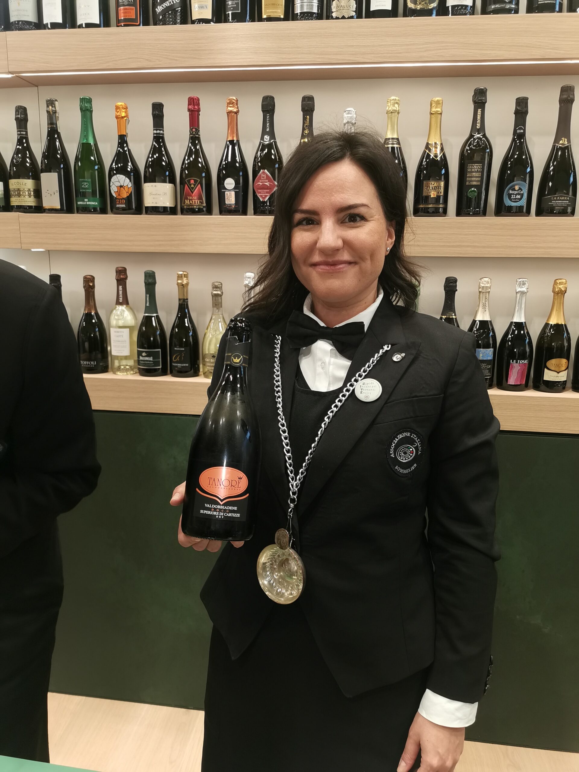 Sommelier Martina in servizio alConsorzio Tutela del Vino Conegliano Valdobbiadene Prosecco, foto di Elsa Leandri