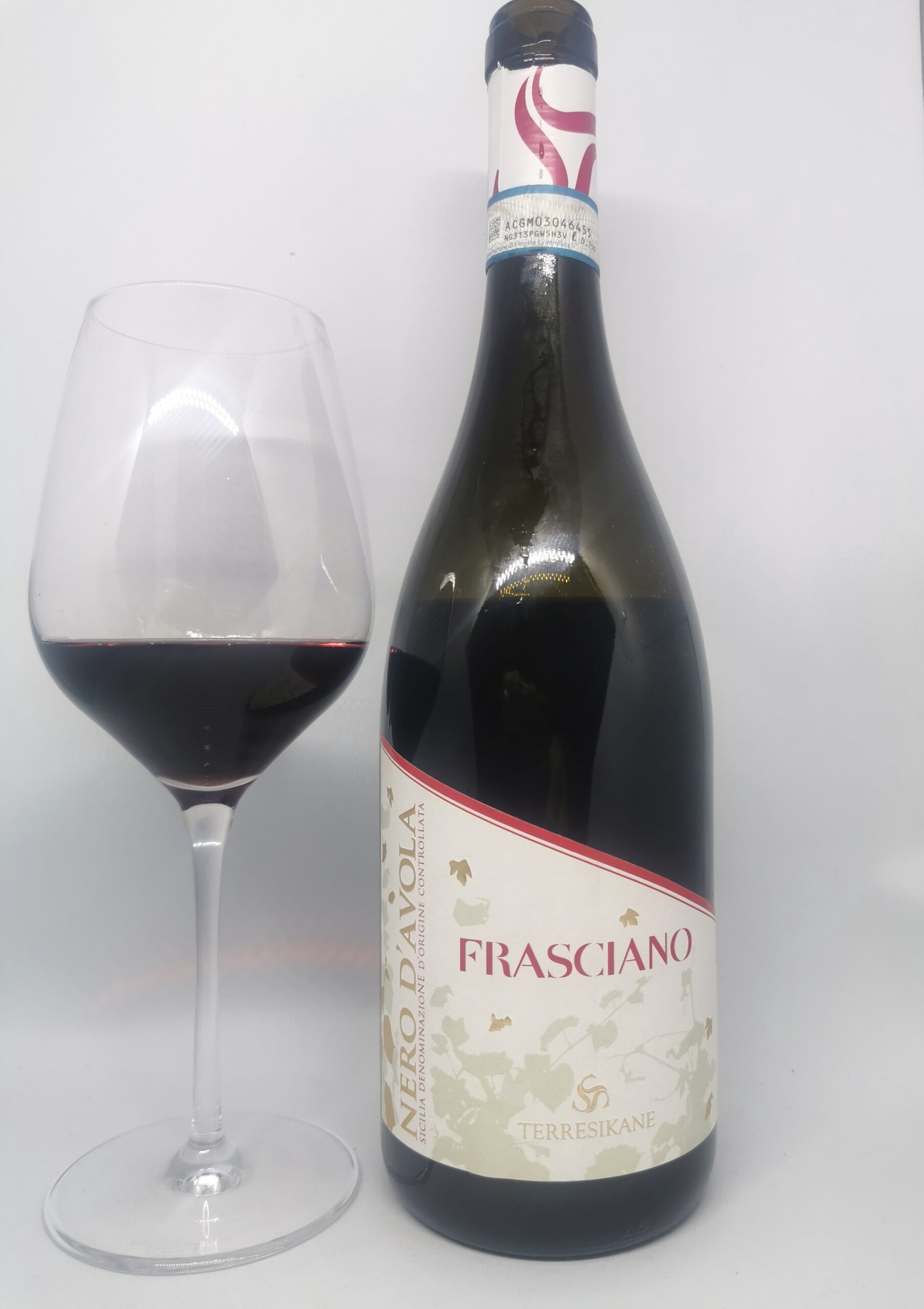 Calice e bottigllia Frasciano Terre Sikane, foto di Elsa Leandri