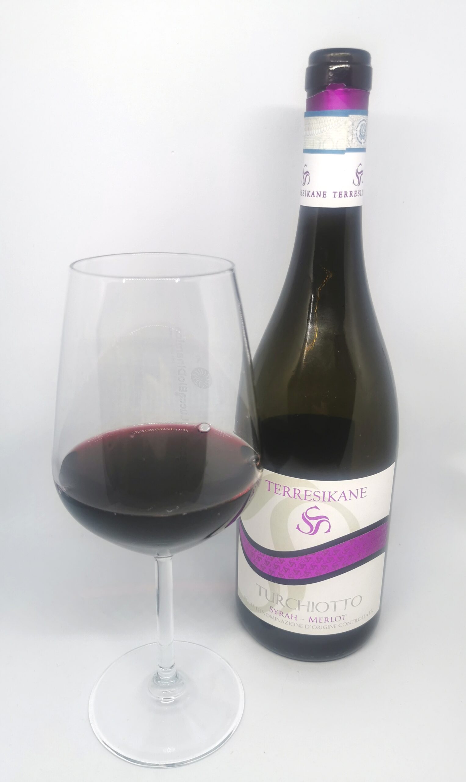 Calice e bottiglia Turchiotto Syrah e Merlot Terre Sikane, foto di Elsa Leandri