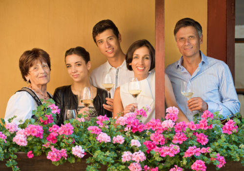 La famiglia Tiefenbrunner, foto da sito, articolo: Alto Adige 2023 raccontato attraverso i sensi, Elsa Leandri