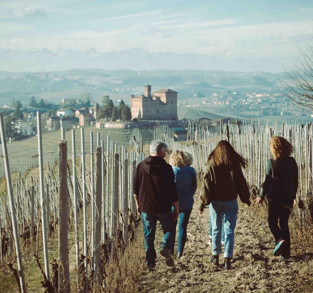 Camparo e le sue etichette 2023 nelle vigne di Diano d'Alba, foto da sito