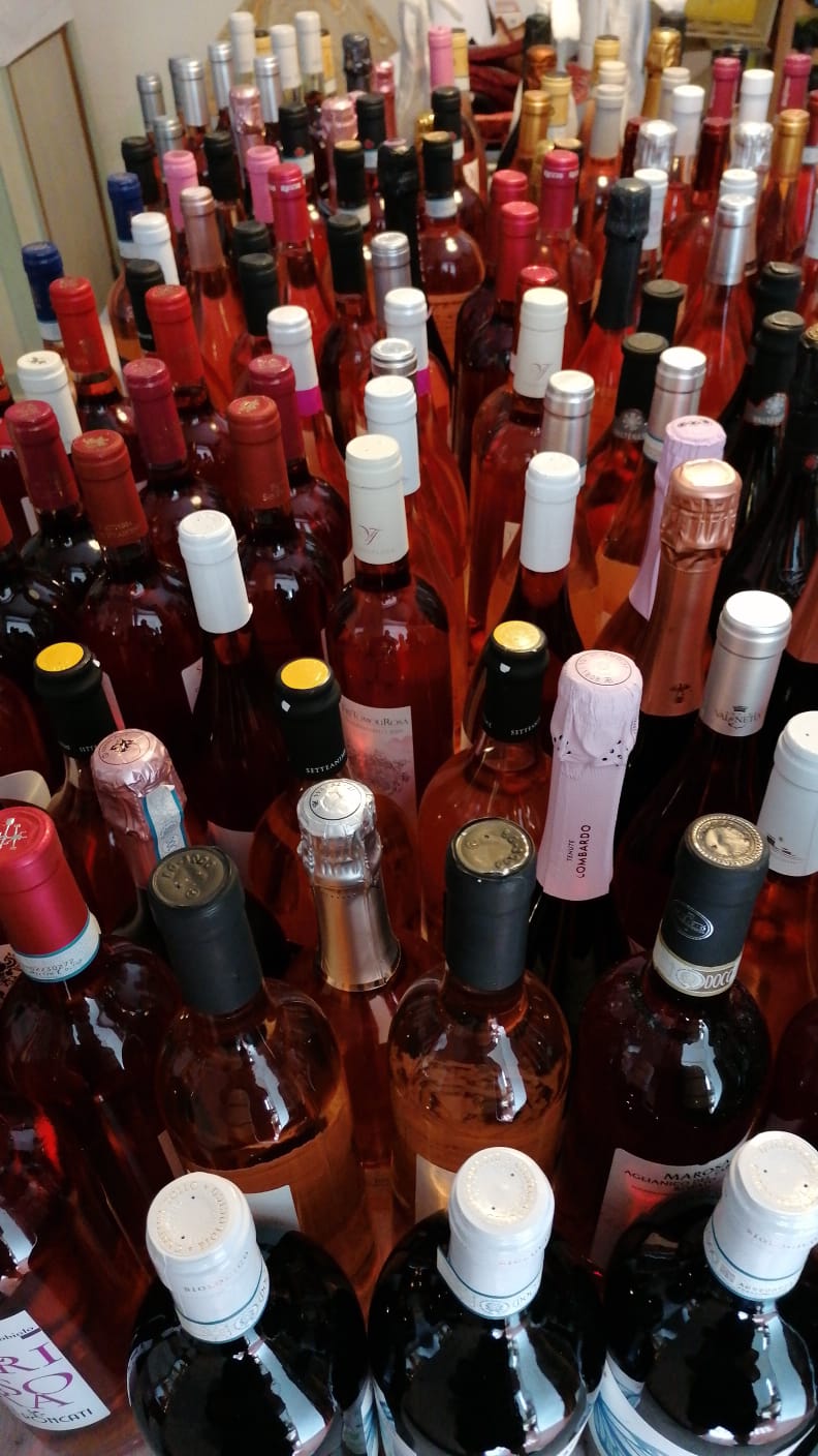 Alcuni bottiglie selezionate per il concorso Rosa,Rosati Rosé la Guida al Bere Rosa