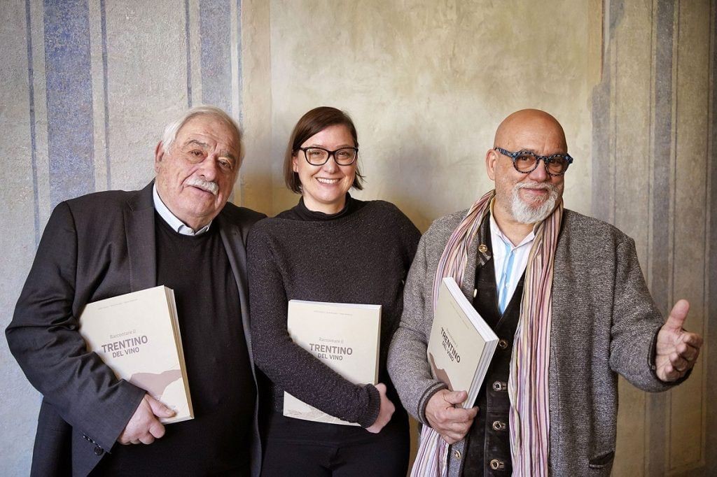 Attilio Scienza, Professore ordinario di Viticoltura presso l’Università degli Studi di Milano - Rosa Roncador, archologa - Nerèo Pederzolli, giornalista, articolo di Rosaria Benedetti: TRENTINO e VINO 2022-2023 Una immersione analitica e circostanziata nella storia della vitienologia trentina.