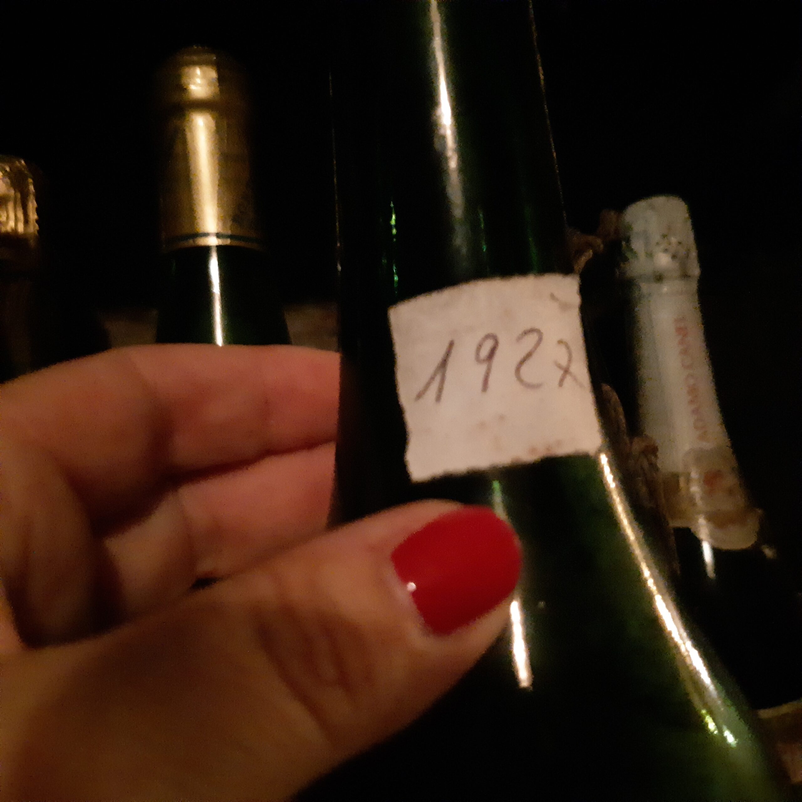 Bottiglie annate vecchie di Prosecco conservate dalla Confraternita, foto di Carol Agostini