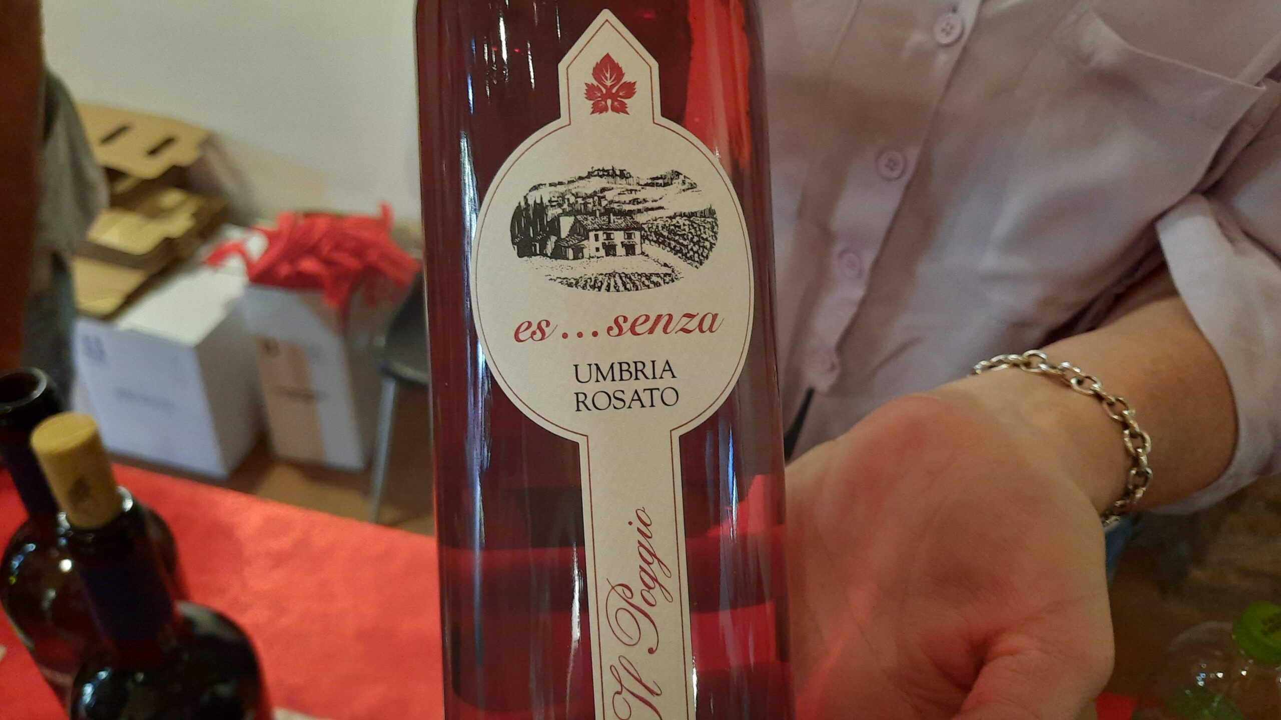 Es...senza Umbria Igp Rosato 2022 Az. Il Poggio, foto e articolo di Adriano Guerri: Corciano Castello di vino 2023, tra assaggi e borgo storico