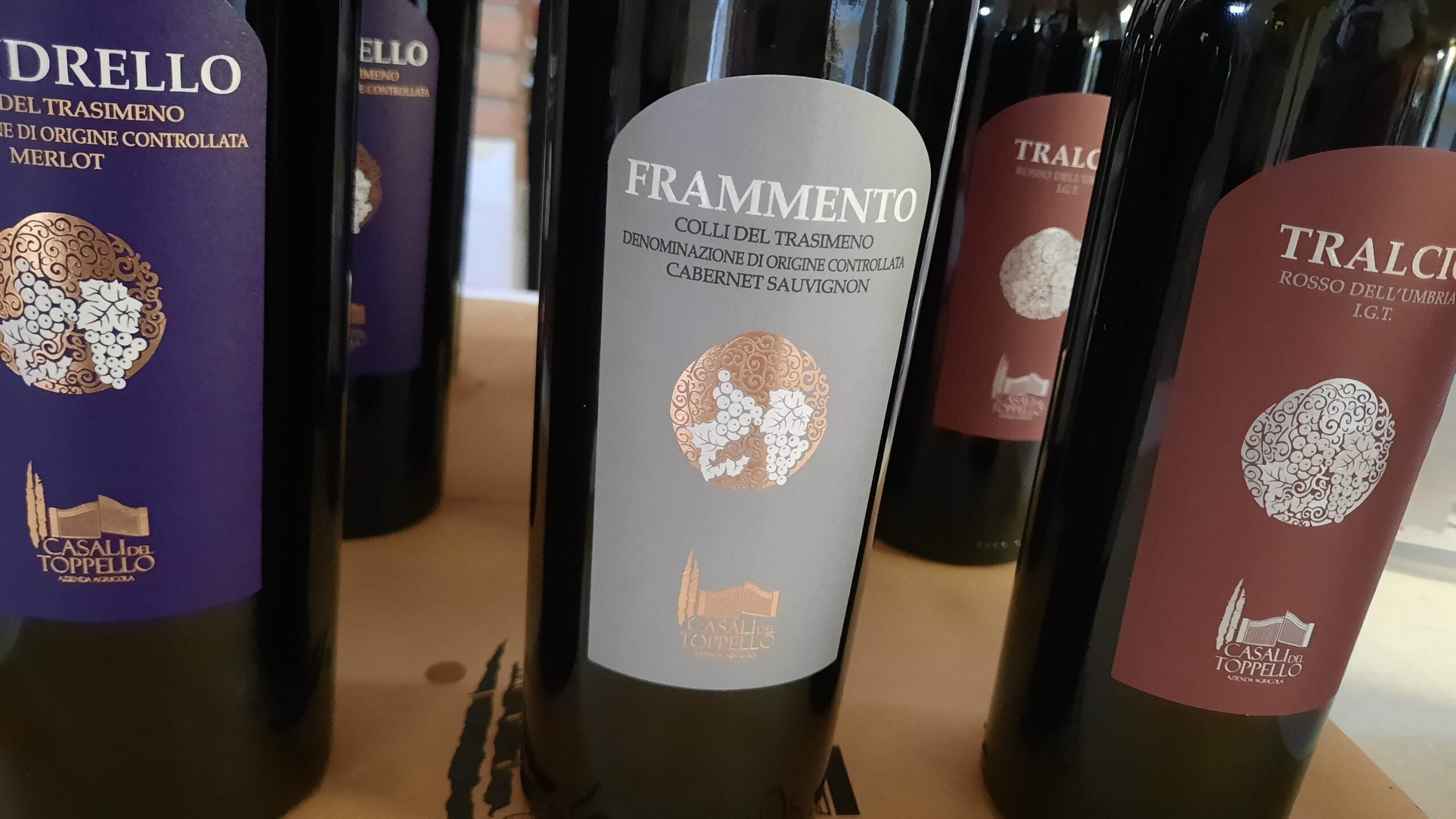 Frammento Colli del Trasimeno Doc 2019 Az. Casali del Toppello, foto e articolo di Adriano Guerri: Corciano Castello di vino 2023, tra assaggi e borgo storico