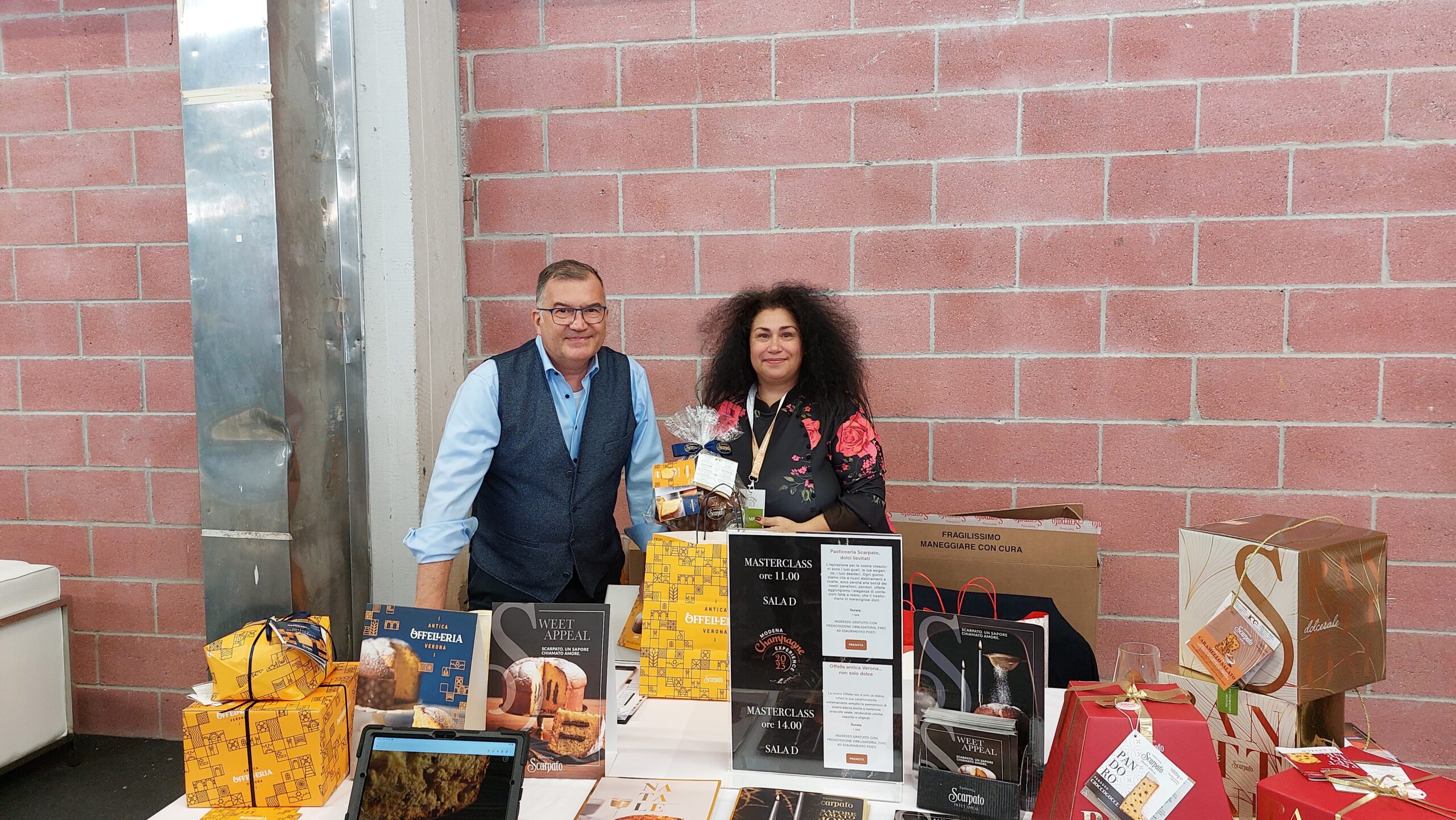 Modena Champagne Experience 2023: omaggio alle bollicine, Carol Agostini con marco Ferrarese titolare Pasticceria Scarpato