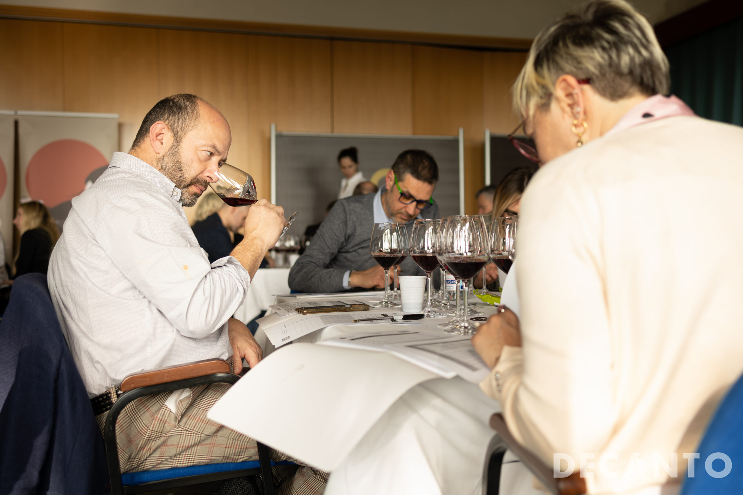 Alcuni giurati durante gli assaggi alla cieca, Fabio Pascucci Pepi, articolo: A Salerno, presso il Saint Joseph Resort,  si è svolta l'ottava edizione del contest 3B Untold, la rubrica di Decanto, foto di Decanto