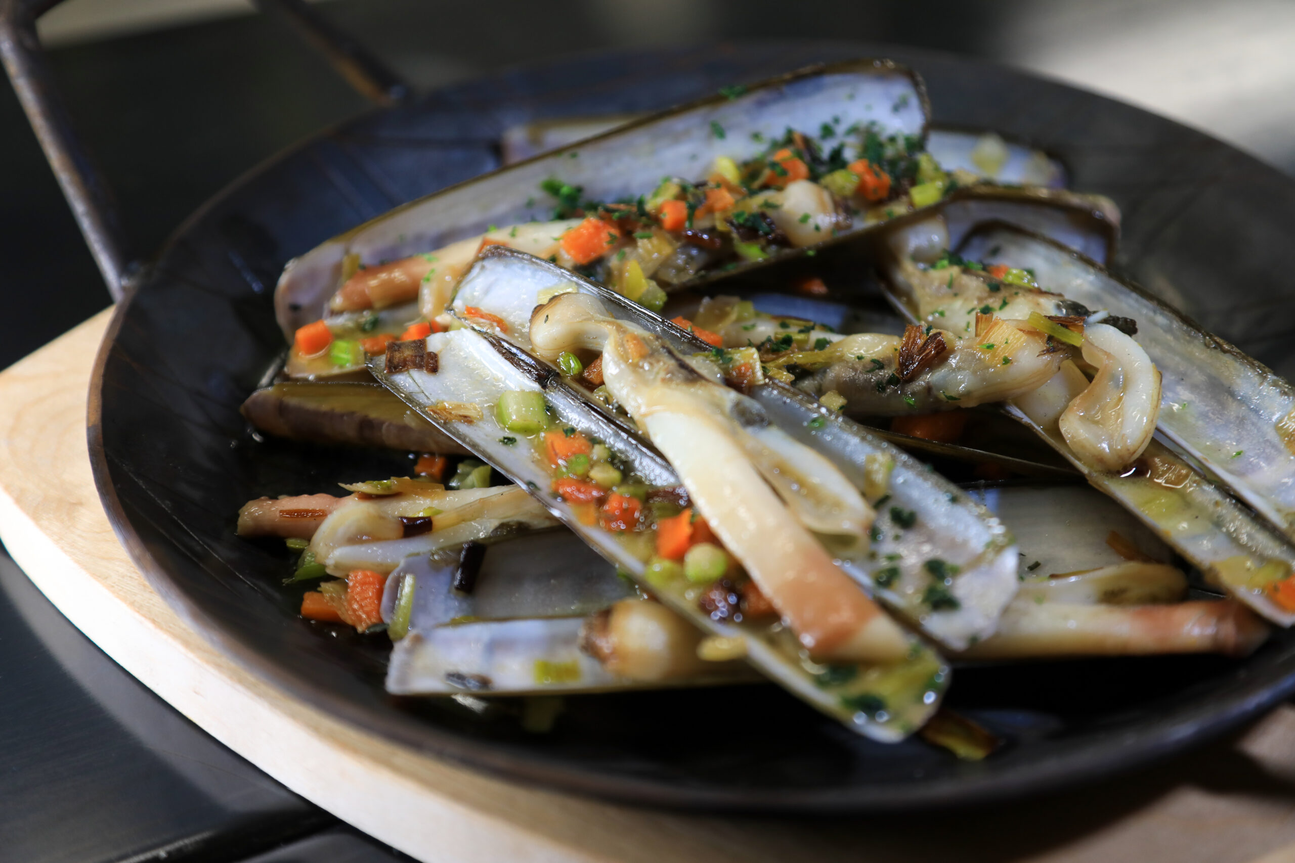 A Milano, le chef Viviana Varese e Ritu Dalmia hanno aperto le porte di POLPO, una vivace bar trattoria dedicata al "Semplicemente pesce", foto da comunicato stampa