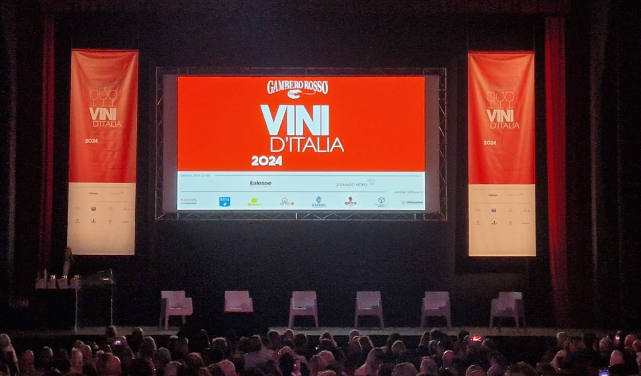 Il palco del Teatro Brancaccio di Roma, articolo: Gambero Rosso e la Guida Vini d'Italia 2024 e grandi novità, foto dell'autrice