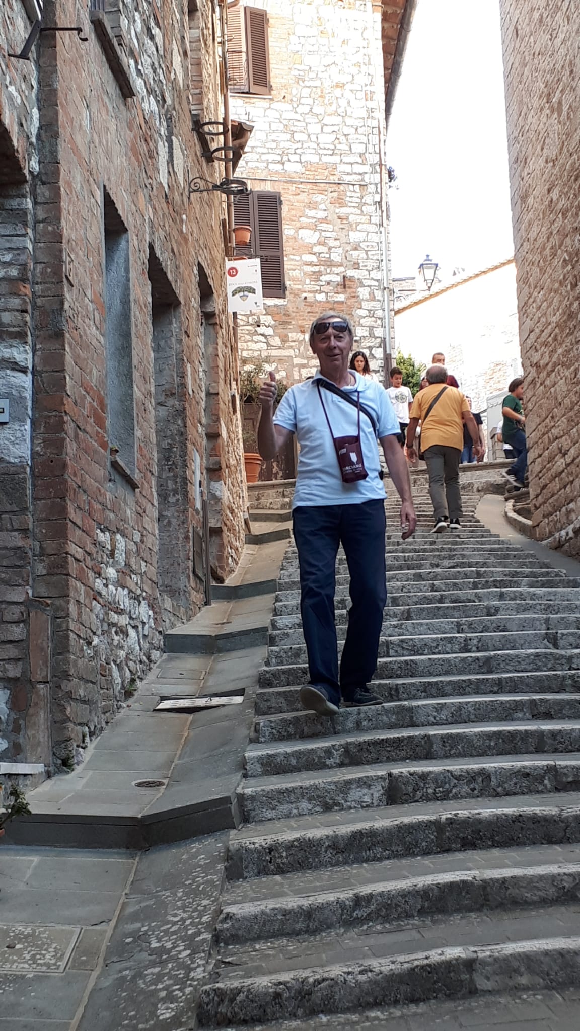 Corciano Castello di vino 2023, tra assaggi e borgo storico, foto di Adriano Guerri che passeggia tra il borgo storico di Corciano