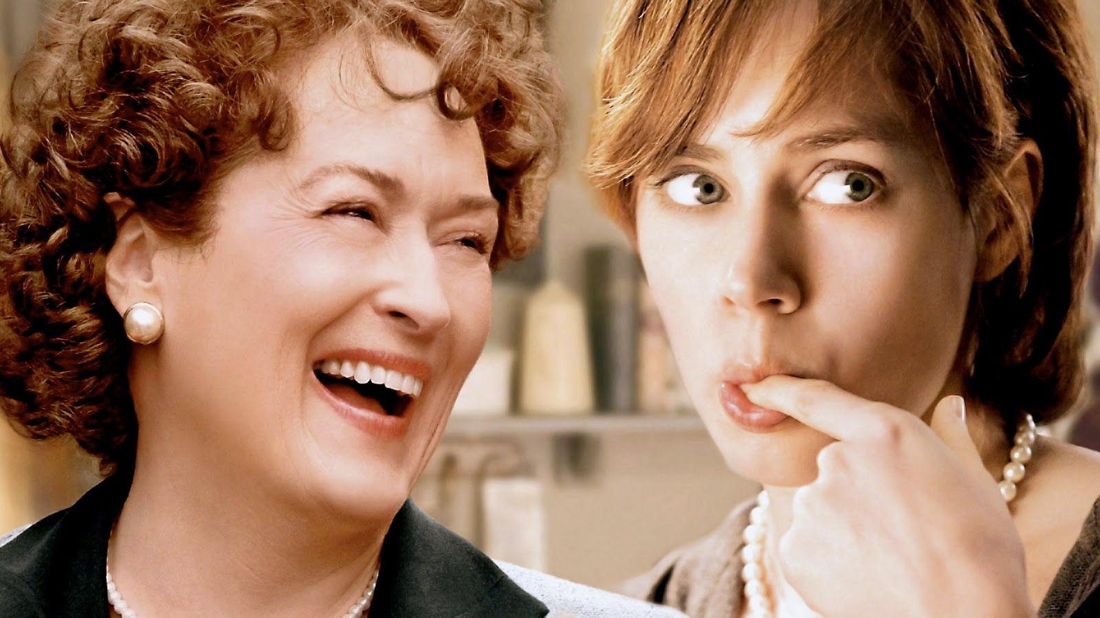 Julia Child, la donna che ha inventato la cucina in TV interpretata da Meryl Strrep e Amy Adams nel film Julie Julia, articolo: L'amore e il cibo dall' Antica Grecia ai giorni nostri 2023