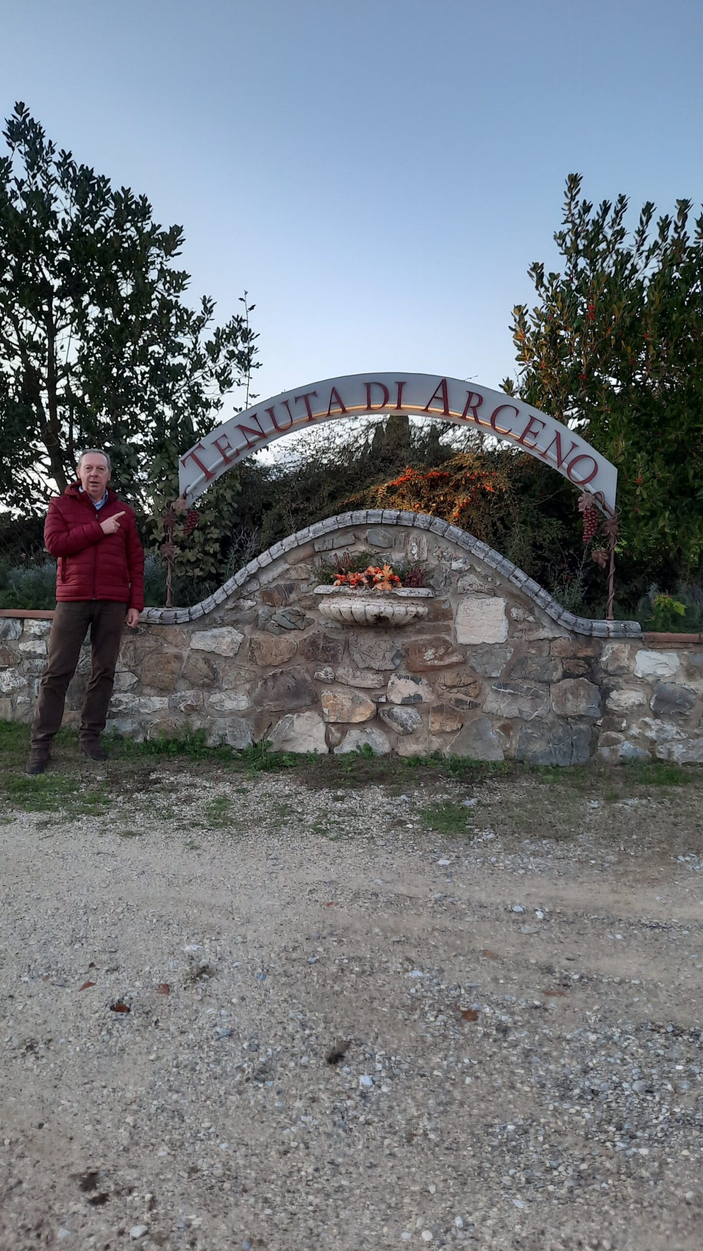 Tenuta di Arceno 2023, viaggio nel Chianti Classico, foto di Adriano Guerri all'ingresso della Tenuta