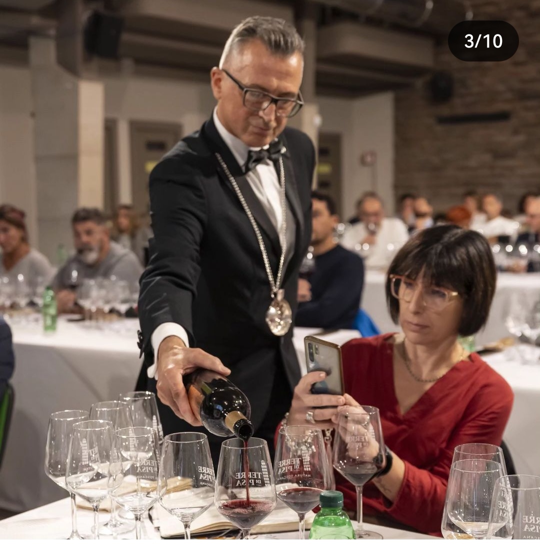 Elsa Leandri durante una degustazione, foto di Elena Pardini, articolo: Terre di Pisa 2023, un ottobre tutto da degustare di zona