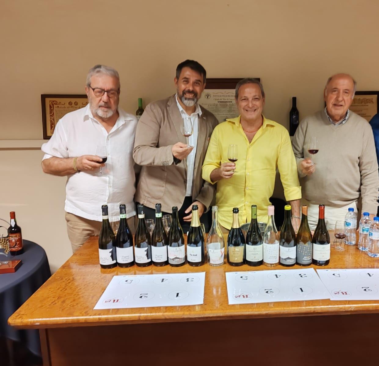 Amor Primera a Copa dalla Sicilia alla Spagna in calice 2023, foto di Marco Marcialis, Alessandro Castro, Marco Marcialis, il presidente della Cofradía dell'Alvariño e il poroteoatoro della Pluripremiata cantina Suertes del Marques