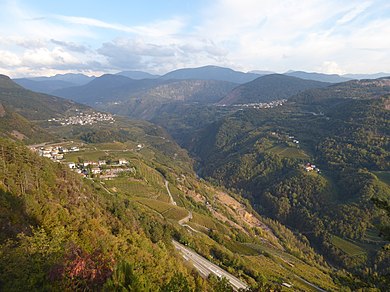 La Val di Cembra vista dal dosso di San Floriano, sopra Valternigo, foto da Wikipedia