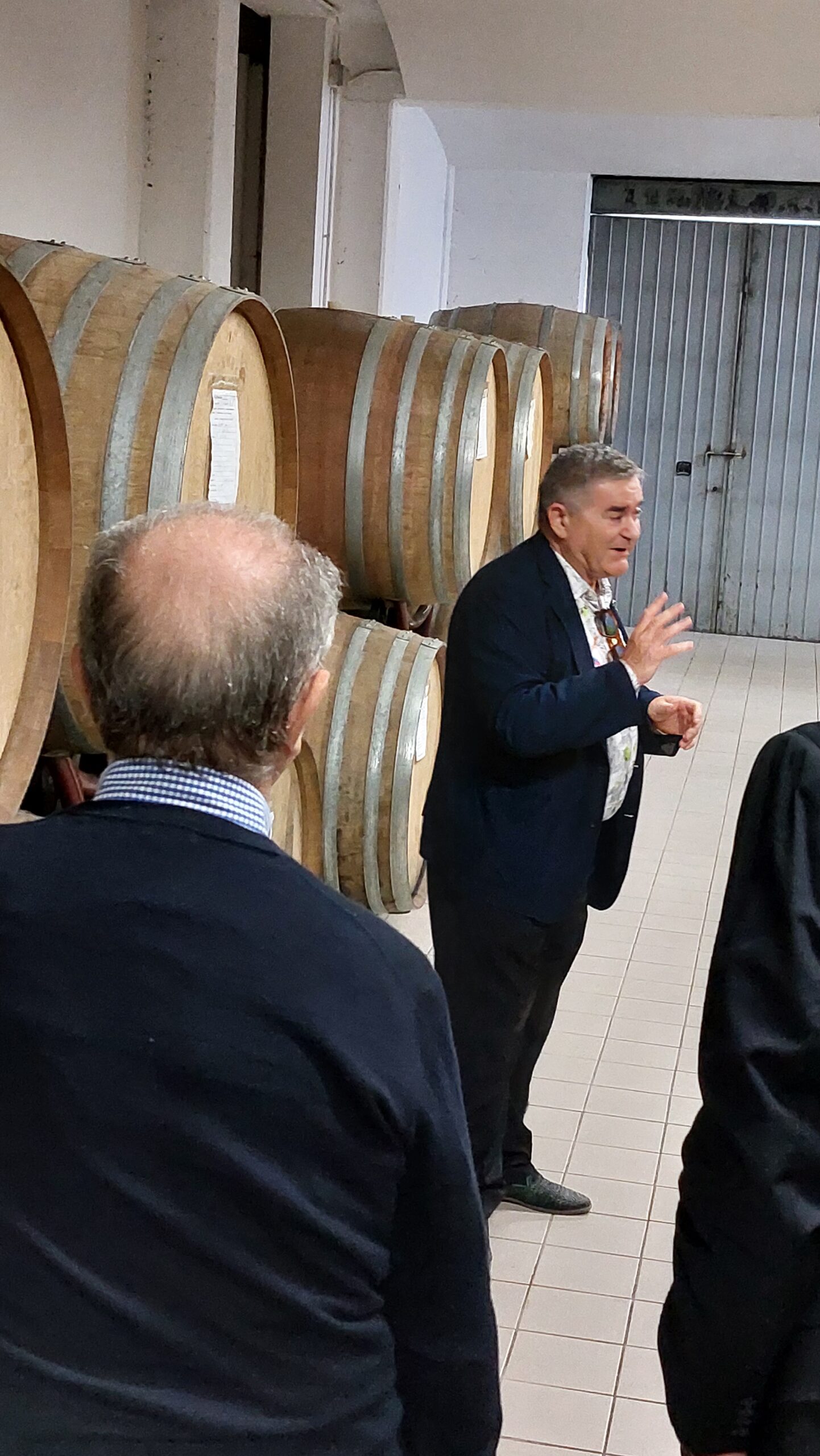 Concorso Emozioni dal Mondo Merlot e Cabernet Insieme 2023, Sergio Cantini con i giurati in visita alla Cantina Sociale Bergamasca