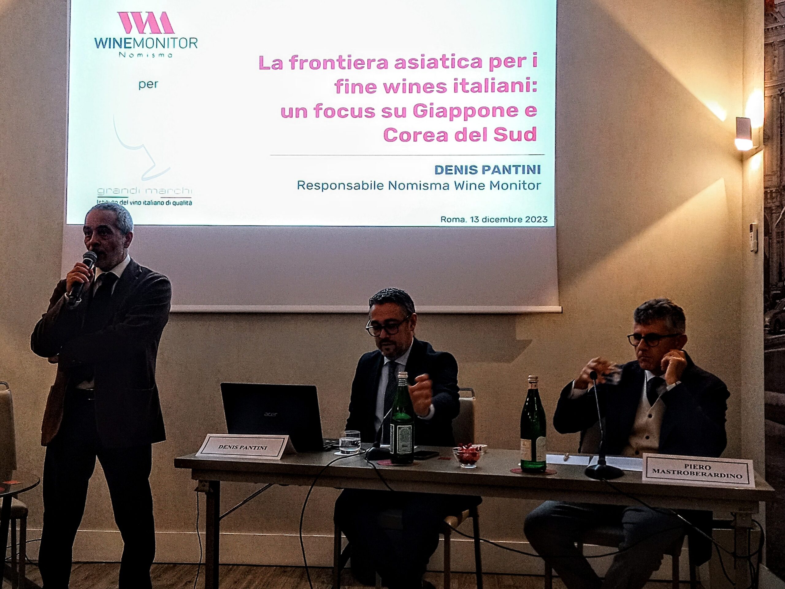 Da sx Stefano Carboni di Mg Logos, Denis Pantini Resp. Nomisma Wine Monitor e il Presidente dell’IGM Piero Mastroberardino, foto di Cristina Santini, articolo: Export dei Fine Wines italiani da indagini 2023 verso l'Asia