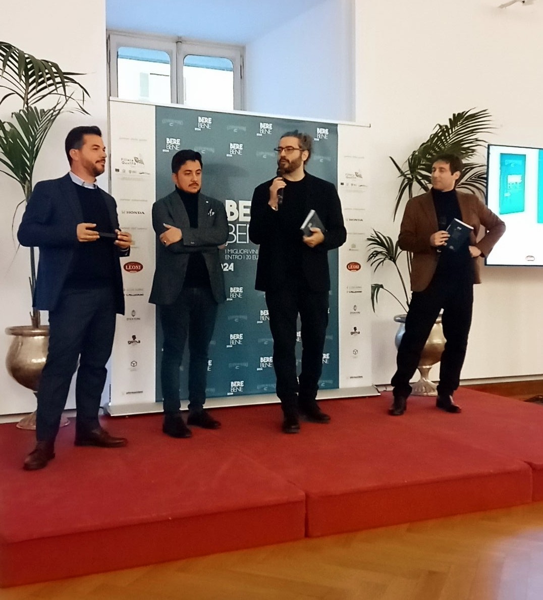 Presentatori Gambero Rosso: da sx Giuseppe Carrus, Marzio Taccetti, William Pregentelli e Lorenzo Ruggeri, articolo: BereBene del Gambero Rosso, grandi novità del 2024 in Guida, articolo e foto di Cristina Santini