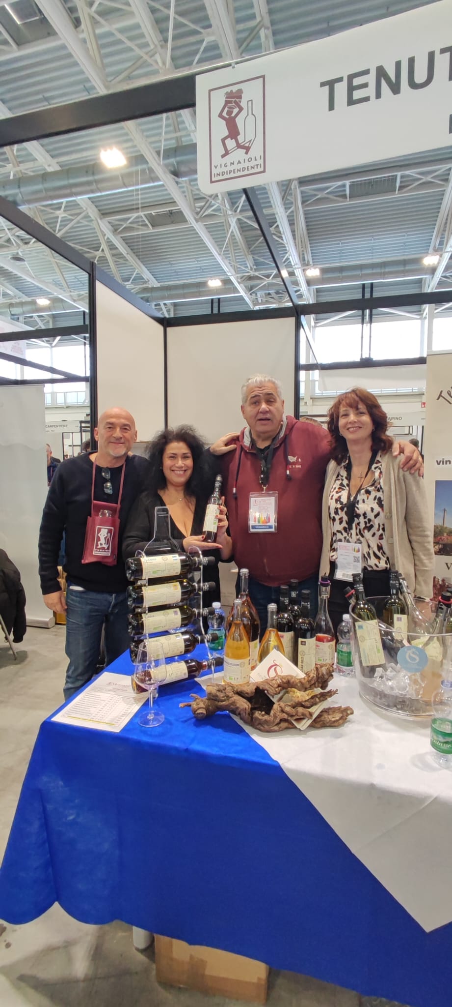 Carol Agostini tra produttori e colleghi sommelier, articolo: FIVI fa il suo debutto a Bologna: esperienza unica 2023