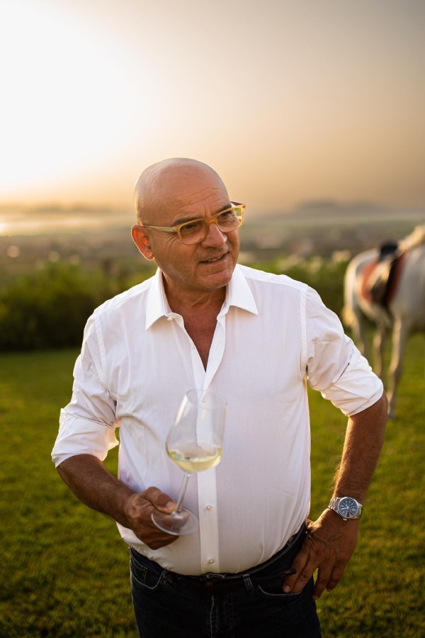 Bruno Fina della Cantina Fina, articolo: Guida AIS ai Vini di Sicilia 2024, sole e mare nel calice, foto da sito